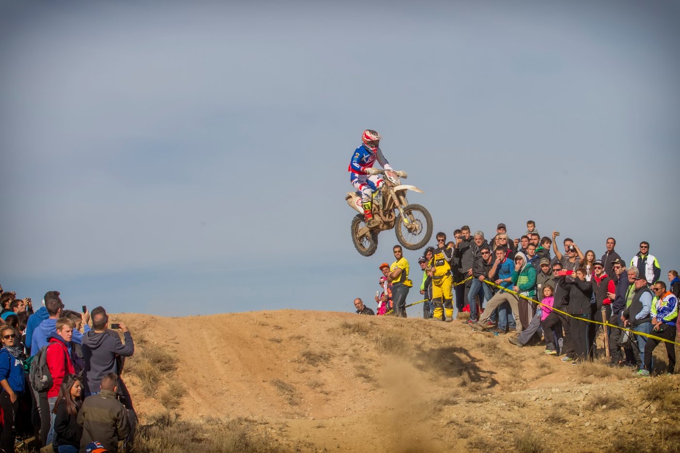 Salto con los colores de Chile en pleno enduro