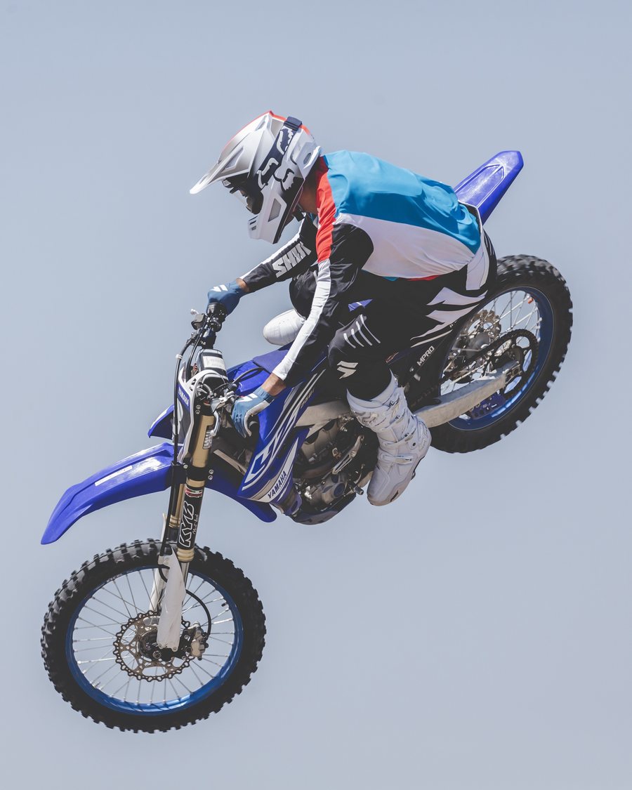 Piloto de motocross en el aire