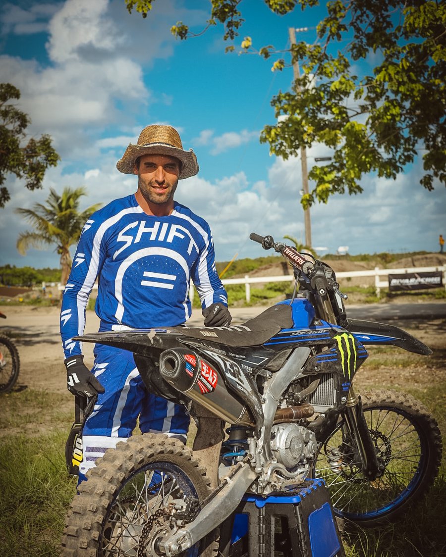 El fundador de AGR junto a su moto